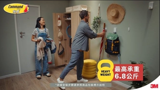 使用無痕高承重掛鉤與一般掛鉤來整理日常物件
