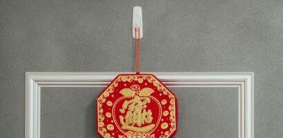 使用無痕™ 中型掛鉤掛上鞭炮吊飾
