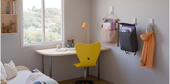 背包和夾克使用無痕高承重掛鉤掛在牆上
