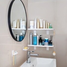 在浴室牆面使用無痕收納架、牙刷架來整理各種沐浴與清潔保養用品