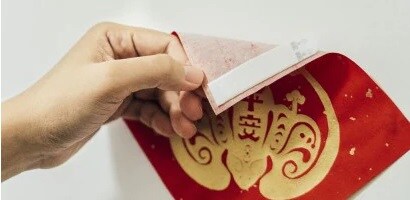 使用無痕™ 雙面中型膠條貼春聯與年節壁貼
