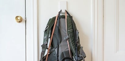 在門後或牆面使用門後掛勾，例如3M無痕高承重掛勾來掛放外套、通勤包
