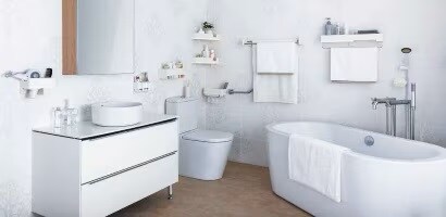 使用無痕極淨防水收納系列(置物籃、吹風機架、毛巾架)打造極簡風格的浴室空間
