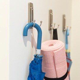 在入口處牆面使用無痕掛勾收納雨傘、瑜珈墊
