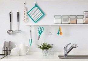 使用掛勾在廚房牆面整理隔熱墊、湯杓、鍋鏟等料理用品