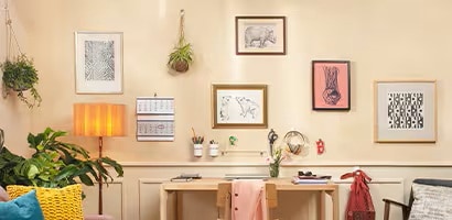 使用掛勾在客廳牆面掛起植物與常用物件，使用相/畫框掛扣掛起畫框
