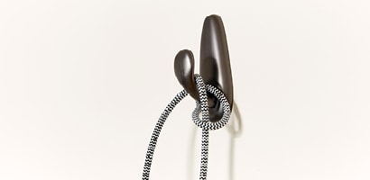 使用無痕掛鉤掛置床頭燈電線
