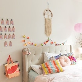 在臥室牆面使用各種無痕掛勾來收納日用品與掛起裝飾品