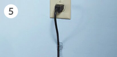 使用無痕™ 電線掛鉤來整理電源線
