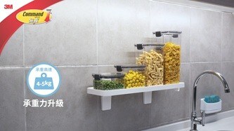 使用置物架展示小型相框或收納日常用品
