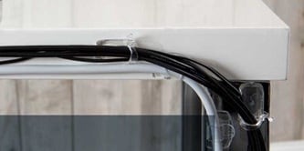 使用無痕透明電線掛勾沿著工作桌台收納電線
