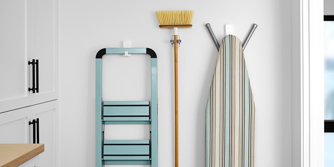 使用無痕高承重掛鉤掛起燙衣板、梯子，掃具收納夾掛起掃把
