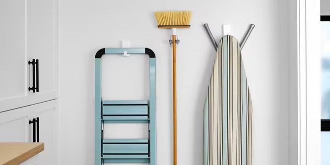 使用無痕高承重掛鉤掛起燙衣板、梯子，掃具收納夾掛起掃把
