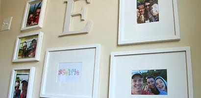 如何使用無痕™ 相/畫框掛扣製作照片牆