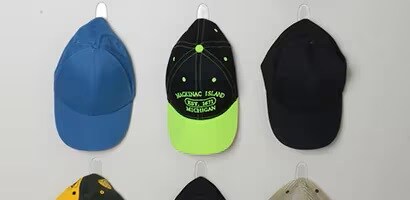 使用無痕透明掛鉤掛起棒球帽