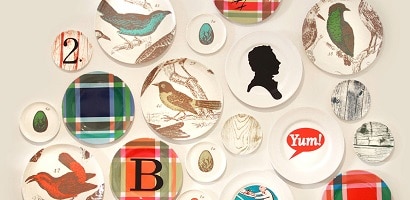 使用無痕™ 相/畫框掛扣展示收藏品