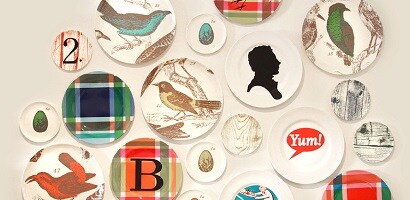 使用無痕™ 相/畫框掛扣展示收藏品