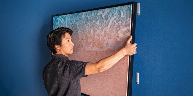 使用無痕™ 高承重相/畫框掛扣掛起大型畫作
