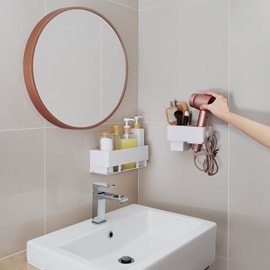 使用無痕吹風機架收納吹風機，浴室掛籃收納洗臉與沐浴用品