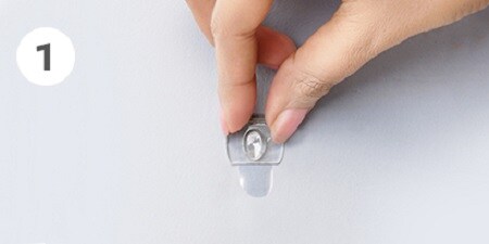 3m無痕掛勾拆除方式 Step 1: 單手輕扶掛鉤
