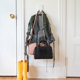 在門後使用無痕門後掛勾掛起外套、包包