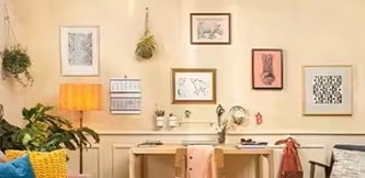 使用掛勾在客廳牆面掛起植物與常用物件，使用相/畫框掛扣掛起畫框

