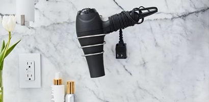 使用無痕金屬防水吹風機架掛起吹風機
