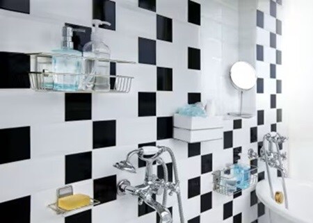 衛浴空間牆面使用無痕™ 金屬防水浴室收納系列(置物 籃、肥皂架、衛生紙架)
