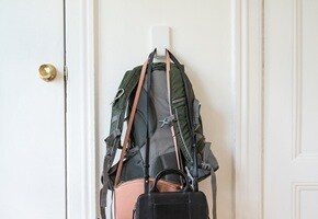 使用無痕&trade; 高承重掛勾在門後掛起外套、通勤包