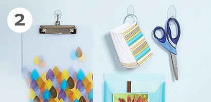 使用無痕相透明掛勾掛起備忘板、單字本、剪刀
