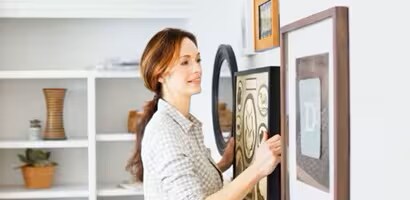 裝飾你的牆面：懸掛照片、藝術裝飾品的方法
